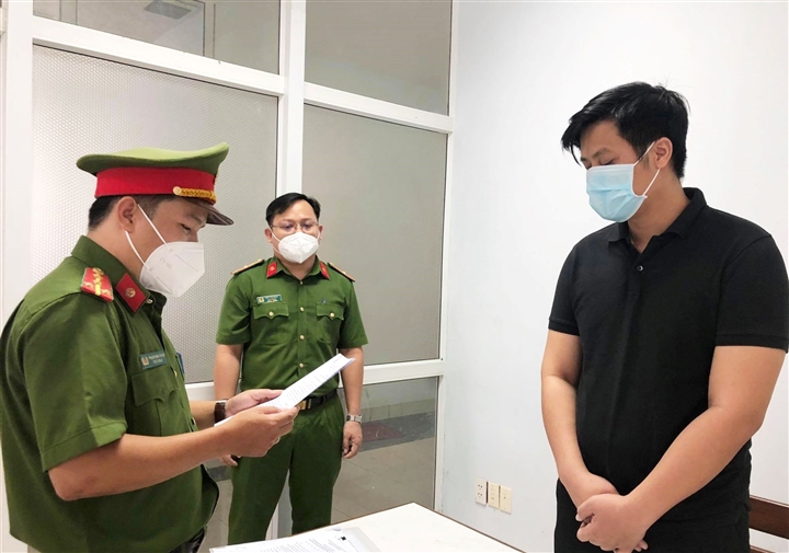 khoi to nhan vien ngan hang lam khong giay to lua dao chiem doat 800 trieu dong khoi to nhan vien ngan hang lam khong giay to lua dao chiem doat 800 trieu dong