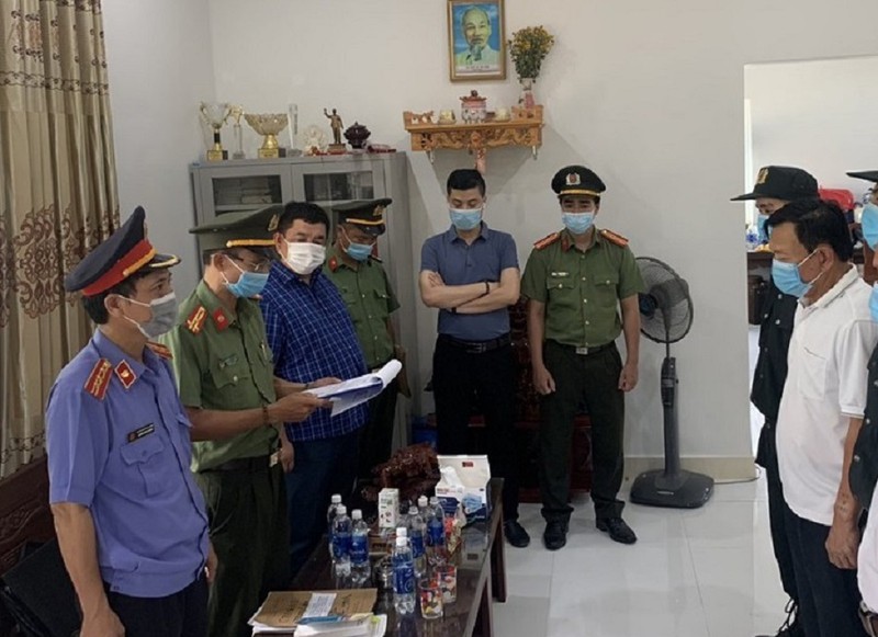 bat tam giam giam doc va 1 pho giam doc cang hang khong quoc te phu bai