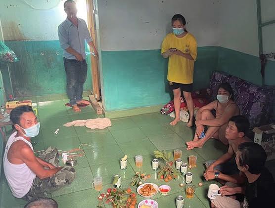 tu tap an nhau bat chap gian cach xa hoi nhom 8 nguoi bi phat 16 trieu dong