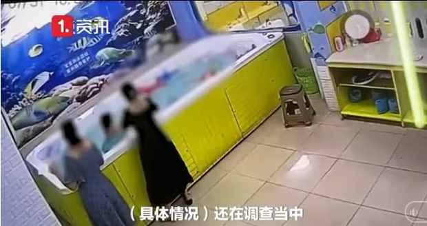 be gai duoi nuoc tu vong trong be boi bo me dau don tot cung khi xem lai camera2 be gai duoi nuoc tu vong trong be boi bo me dau don tot cung khi xem lai camera2