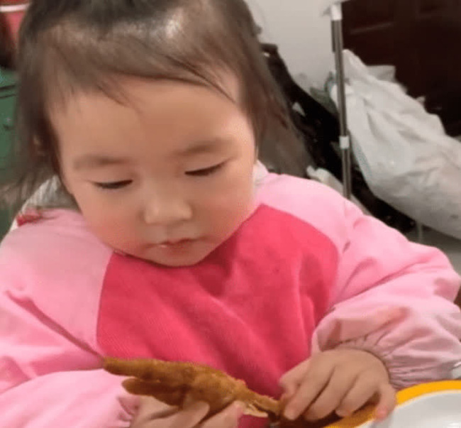 lan dau tien duoc gam chan ga be gai 3 tuoi co bieu cam la lap tuc khuay dao mang xa hoi lan dau tien duoc gam chan ga be gai 3 tuoi co bieu cam la lap tuc khuay dao mang xa hoi