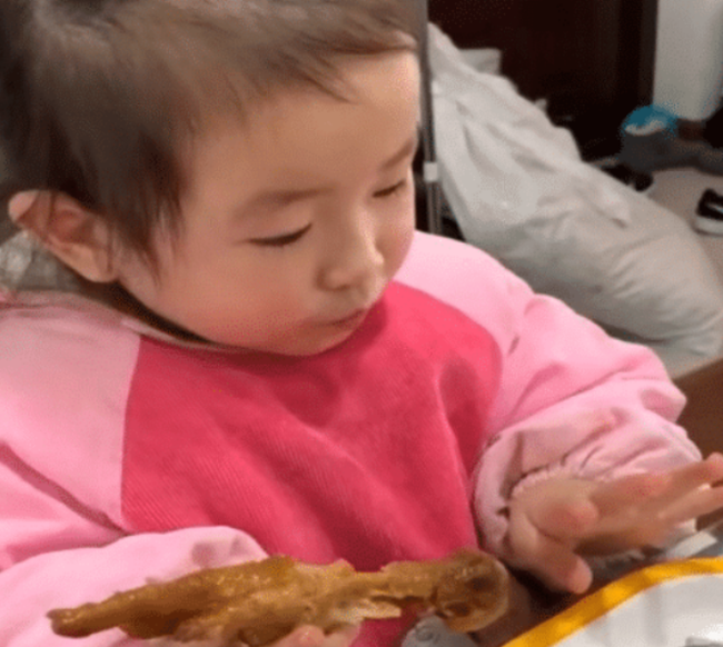 lan dau tien duoc gam chan ga be gai 3 tuoi co bieu cam la lap tuc khuay dao mang xa hoi1 lan dau tien duoc gam chan ga be gai 3 tuoi co bieu cam la lap tuc khuay dao mang xa hoi1