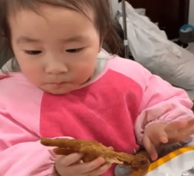 lan dau tien duoc gam chan ga be gai 3 tuoi co bieu cam la lap tuc khuay dao mang xa hoi21 lan dau tien duoc gam chan ga be gai 3 tuoi co bieu cam la lap tuc khuay dao mang xa hoi21