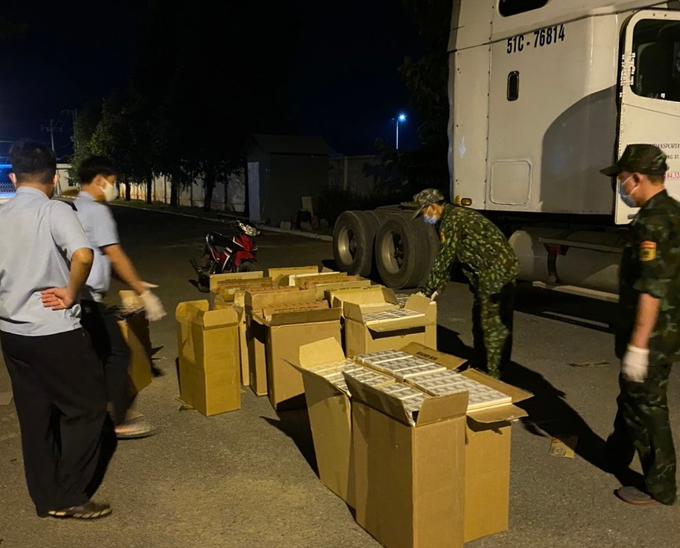 bat giu tai xe xe container cho 10000 bao thuoc la nhap lau bat giu tai xe xe container cho 10000 bao thuoc la nhap lau