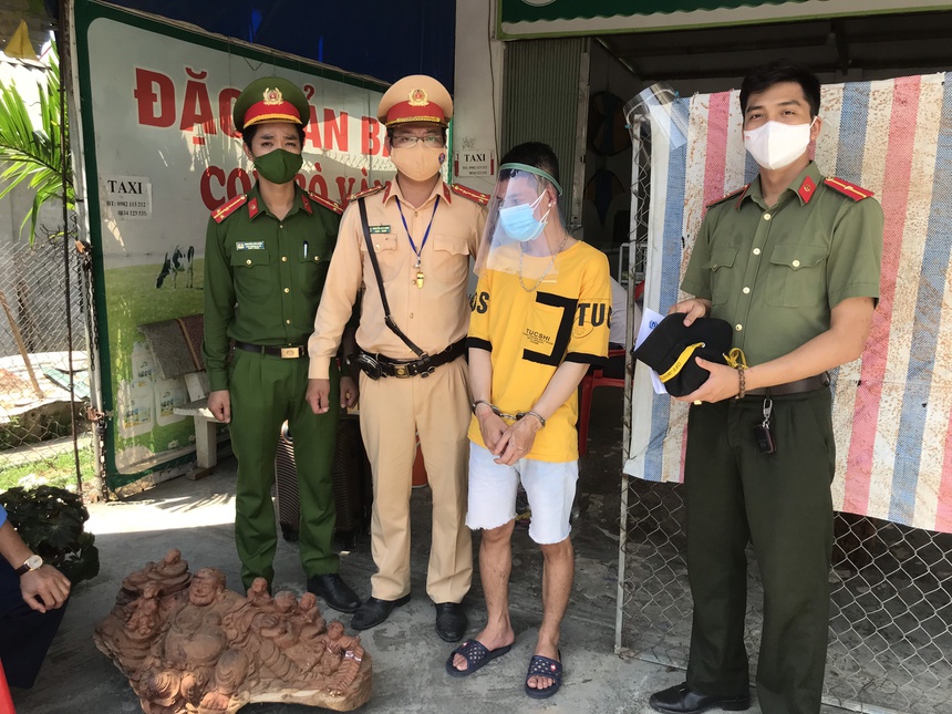 bat nam thanh nien dung gach nem to cong tac vi khong duoc qua chot kiem dich bat nam thanh nien dung gach nem to cong tac vi khong duoc qua chot kiem dich