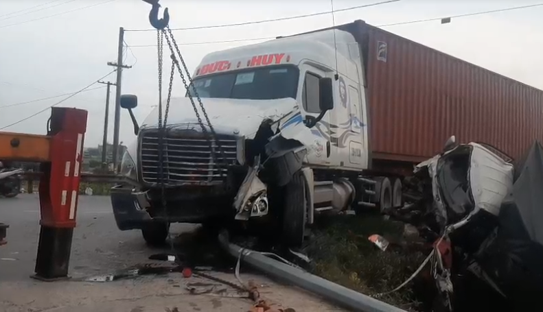 kinh hoang hien truong vu va cham giua xe container va xe tai khien doi vo chong tu vong kinh hoang hien truong vu va cham giua xe container va xe tai khien doi vo chong tu vong