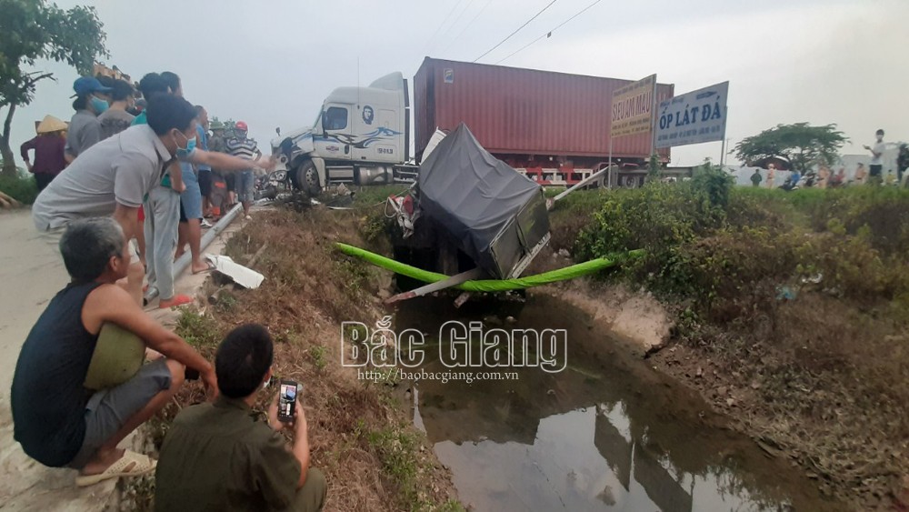 kinh hoang hien truong vu va cham giua xe container va xe tai khien doi vo chong tu vong1 kinh hoang hien truong vu va cham giua xe container va xe tai khien doi vo chong tu vong1