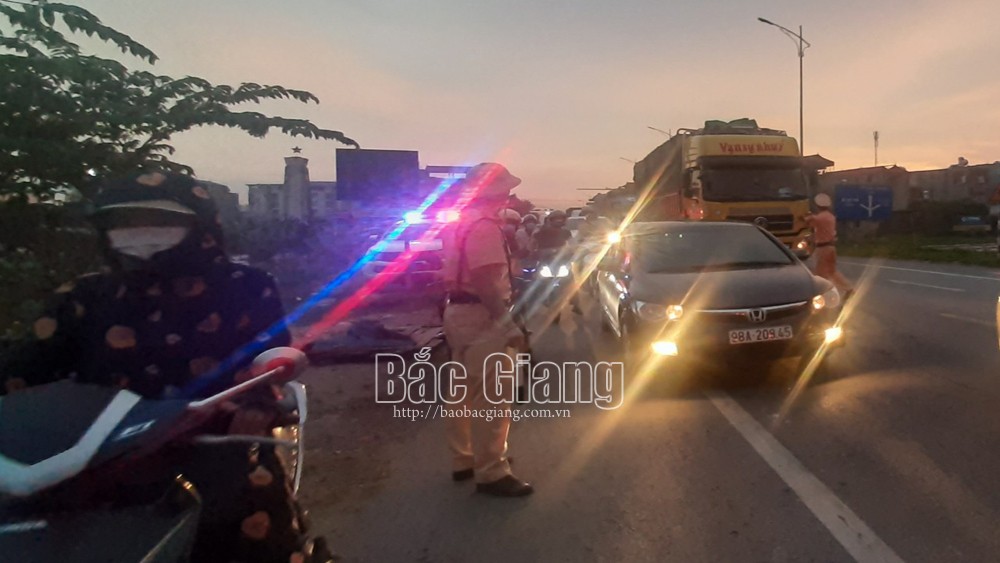 kinh hoang hien truong vu va cham giua xe container va xe tai khien doi vo chong tu vong2 kinh hoang hien truong vu va cham giua xe container va xe tai khien doi vo chong tu vong2