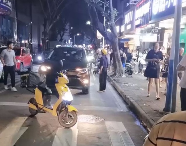dang di giao hang vo dau don chet lang bat gap chong du hi cung nguoi dep tren xe sang