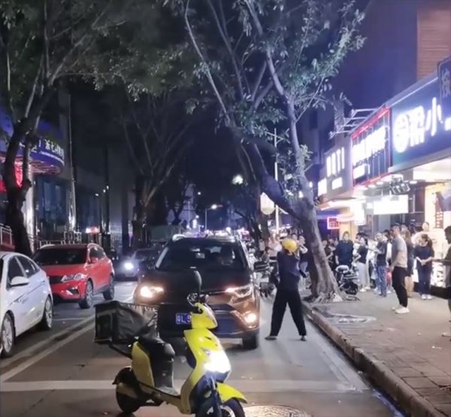 dang di giao hang vo dau don chet lang bat gap chong du hi cung nguoi dep tren xe sang1