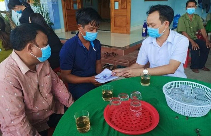 treo hai nhan be 6 tuoi bi ong vo ve dot tu vong treo hai nhan be 6 tuoi bi ong vo ve dot tu vong