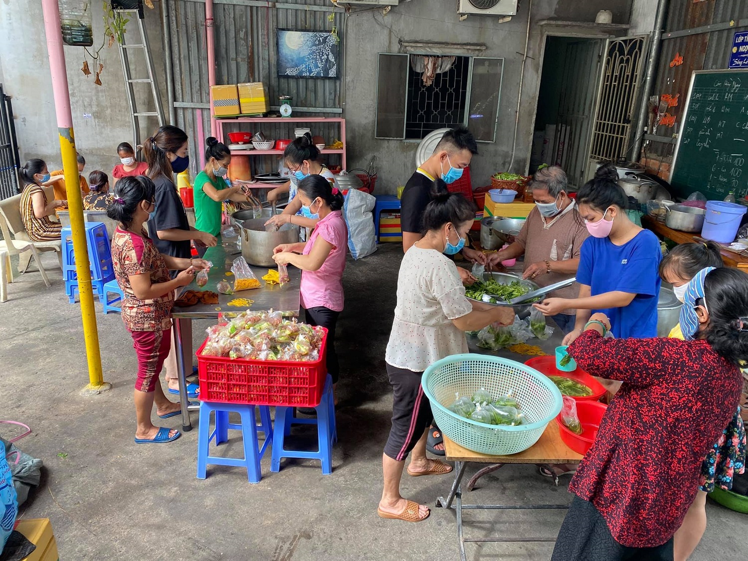 cam dong thay giao doraemon miet mai lo 700 suat com 0 dong moi ngay cho nguoi ngheo1 cam dong thay giao doraemon miet mai lo 700 suat com 0 dong moi ngay cho nguoi ngheo1