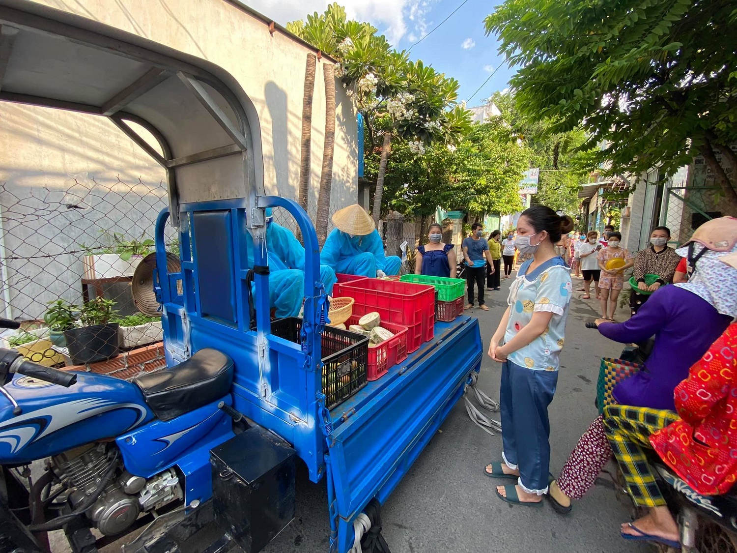 cam dong thay giao doraemon miet mai lo 700 suat com 0 dong moi ngay cho nguoi ngheo3 cam dong thay giao doraemon miet mai lo 700 suat com 0 dong moi ngay cho nguoi ngheo3