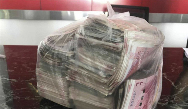 mo tui den nhat duoc ven duong cong nhan ve sinh khong noi nen loi khi thay thu ben trong1 mo tui den nhat duoc ven duong cong nhan ve sinh khong noi nen loi khi thay thu ben trong1