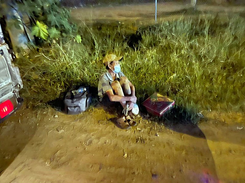 nhoi long canh nguoi dan ong ngoi ben chiec xe dap gay vi gap tai nan tren duong ve que nhoi long canh nguoi dan ong ngoi ben chiec xe dap gay vi gap tai nan tren duong ve que