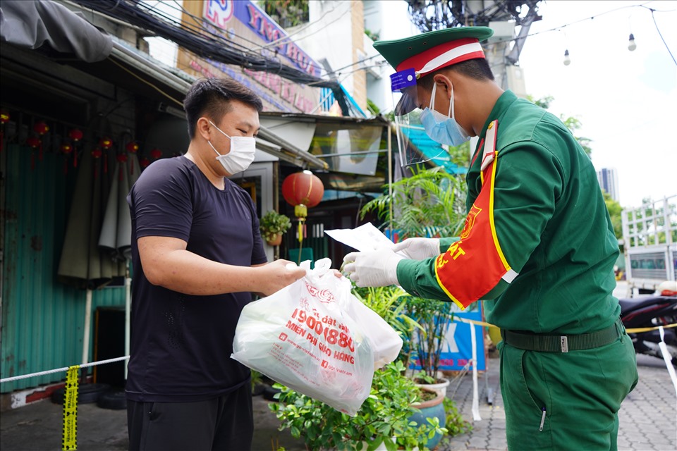 xuc dong hinh anh cac chien si tat bat di cho ho nguoi dan o tphcm4