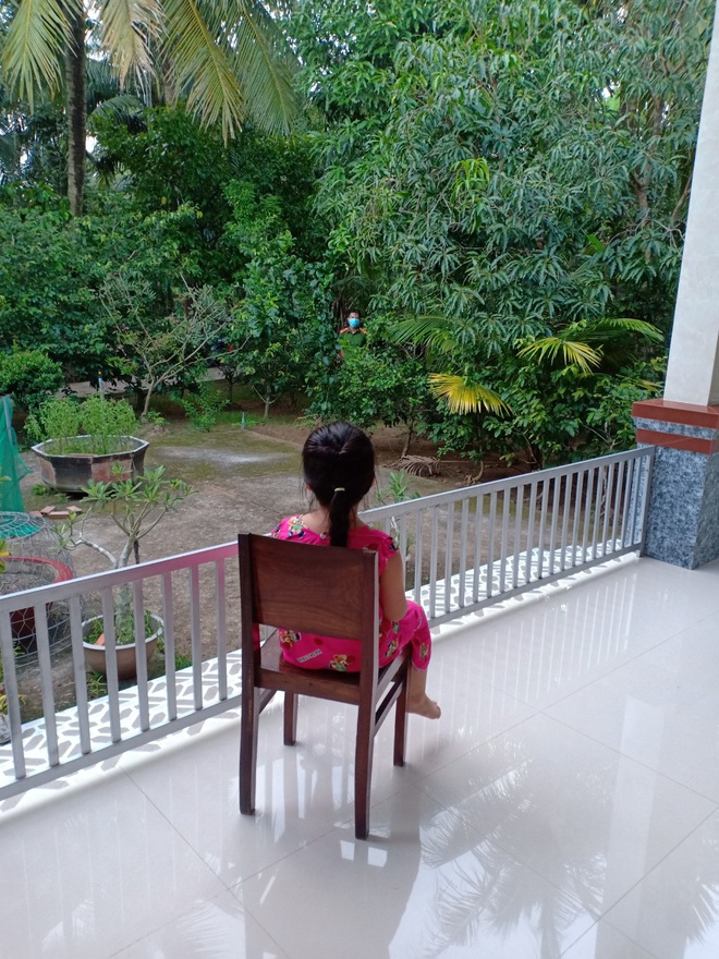 ghe tham nha sau hon 2 thang di chong dich bo chi dam nhin hai con tu xa1 ghe tham nha sau hon 2 thang di chong dich bo chi dam nhin hai con tu xa1