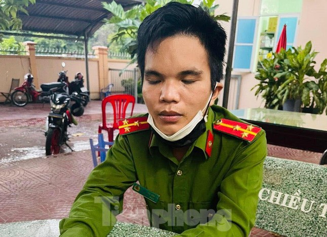 bat nam thanh nien gia cong an de thong chot di doi no