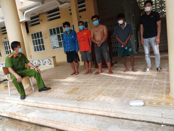 vu nhom nguoi nghien ma tuy gay roi o khu cach ly cong an noi gi