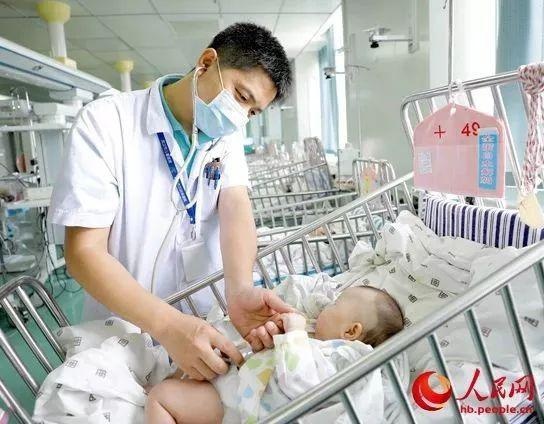 bo luc tung nha tim chiec dinh vit vua biet o dau lien voi vang dua con gai den benh vien1 bo luc tung nha tim chiec dinh vit vua biet o dau lien voi vang dua con gai den benh vien1