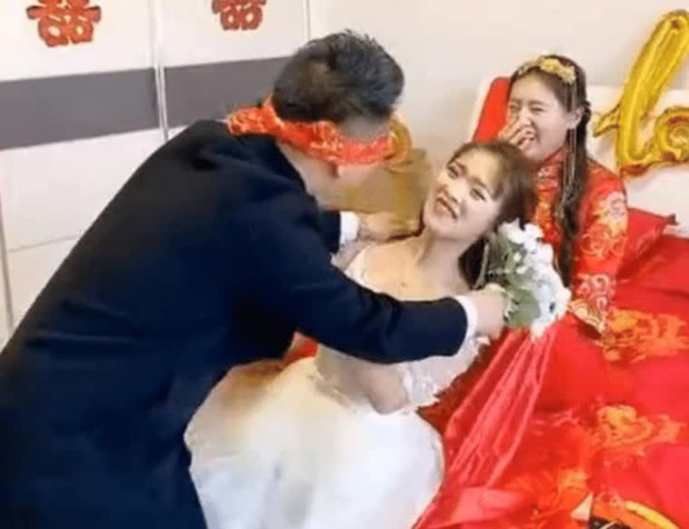 phu dau bi chu re om hon dam duoi co dau ngoi ngay canh lai co thai do gay ngo ngang