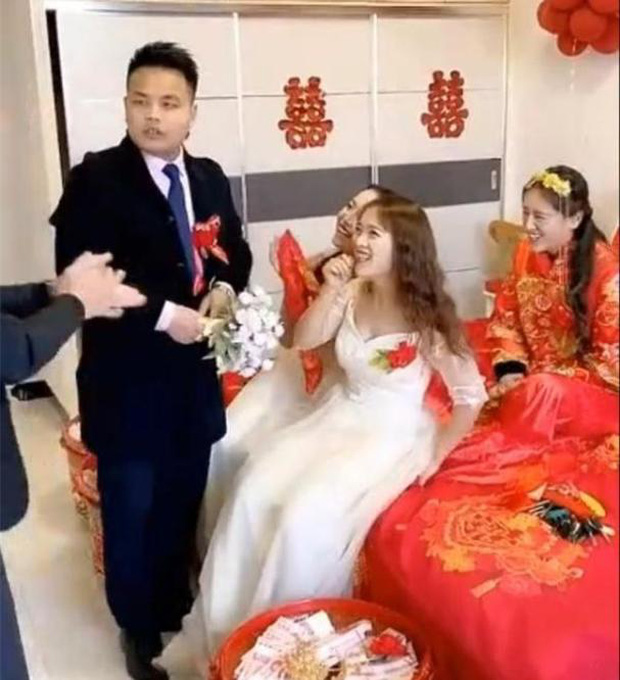 phu dau bi chu re om hon dam duoi co dau ngoi ngay canh lai co thai do gay ngo ngang1