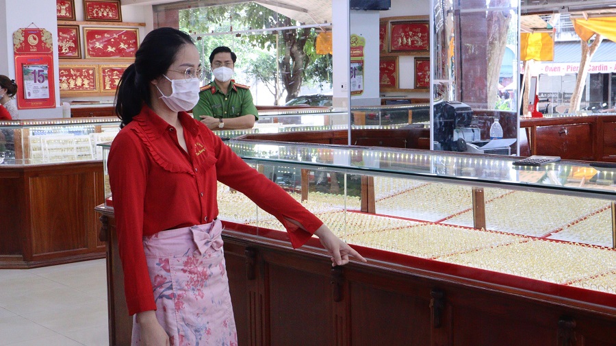 dieu tra vu nhan vien tiem vang trom 2380 nhan vang o binh phuoc dieu tra vu nhan vien tiem vang trom 2380 nhan vang o binh phuoc