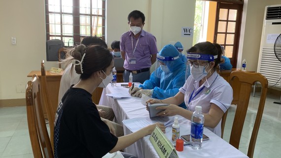 quang binh nu giao vien tiem 2 mui vaccin ngua covid 19 chi trong 10 phut