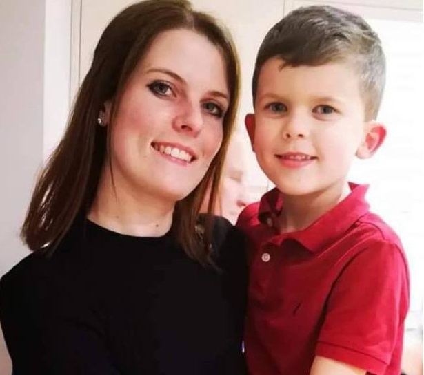 con trai hao hung khoe buc tranh ve me voi ca lop nguoi phu nu vua thay lien muon don tho