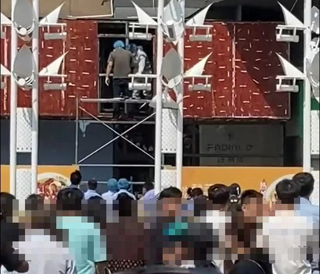 nguoi thay mui hoi khi di qua toa nha nguoi dan tuong tu thung ra nhung su thuc qua muc kinh hai nguoi thay mui hoi khi di qua toa nha nguoi dan tuong tu thung ra nhung su thuc qua muc kinh hai