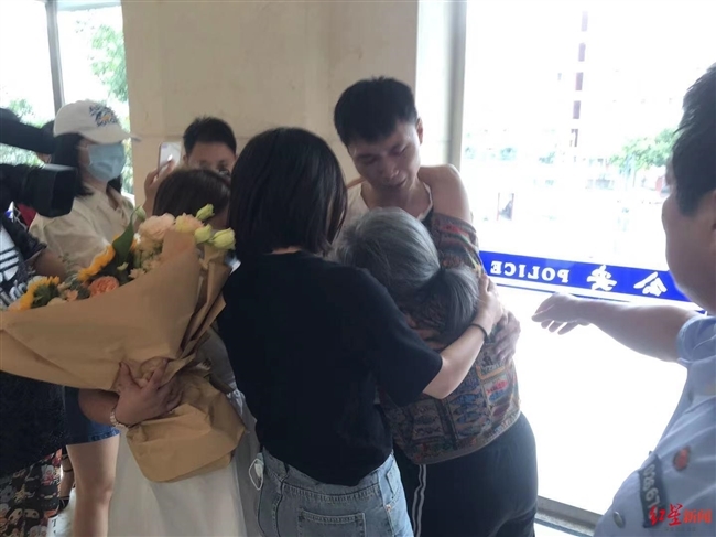 be trai bi bat coc nam 6 tuoi len giau manh giay duoi goi suot 32 nam voi hy vong tim lai gia dinh be trai bi bat coc nam 6 tuoi len giau manh giay duoi goi suot 32 nam voi hy vong tim lai gia dinh