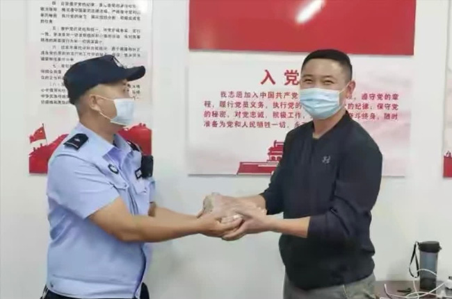 nam sinh di tau ve que sach trong balo bong bien thanh 300 trieu khien ca nha ngo ngang1 nam sinh di tau ve que sach trong balo bong bien thanh 300 trieu khien ca nha ngo ngang1