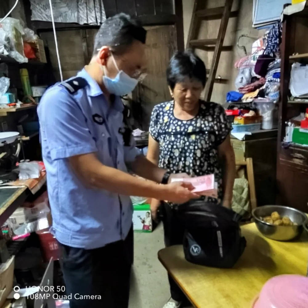 cu ba nhat duoc 70 trieu dong vo tinh giup canh sat tom gon ten toi pham truy na