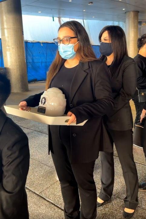 con gai ruot phi nhung nhan tro cot me tai san bay o my khoc om chat viet huong1 con gai ruot phi nhung nhan tro cot me tai san bay o my khoc om chat viet huong1