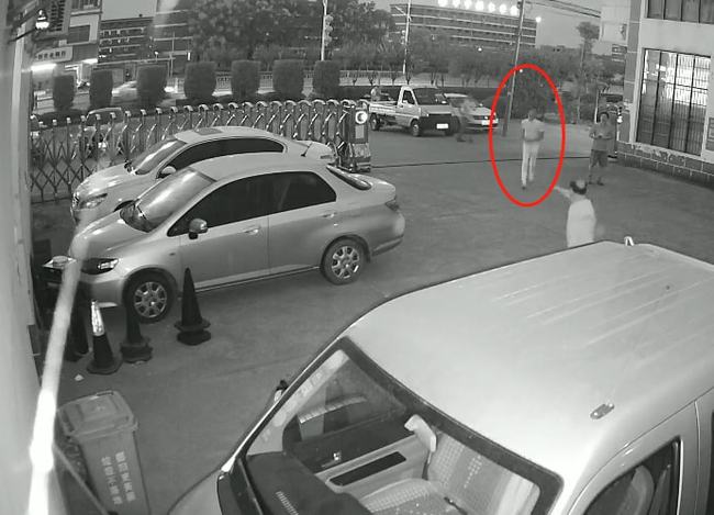 nguoi dan ong tay khong do dua tre roi tu tang 4 nhan ve cai ket khien ai nay xot xa