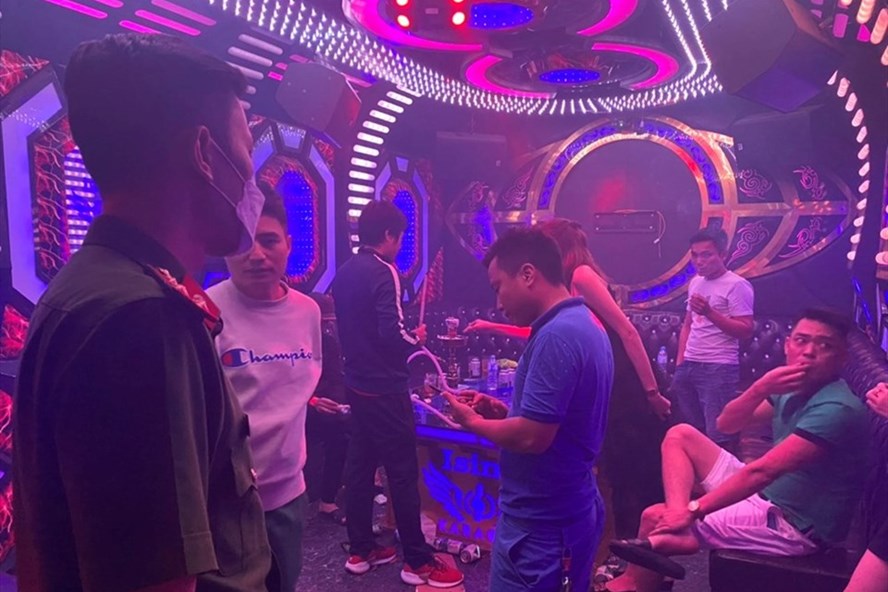 bat qua tang quan karaoke hoat dong chui dieu 10 nhan vien tiep khach giua dem bat qua tang quan karaoke hoat dong chui dieu 10 nhan vien tiep khach giua dem