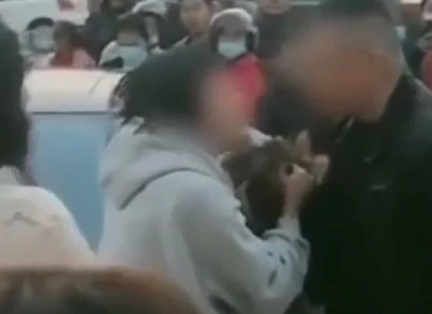 vo bat gap chong va tieu tam tinh tu ngay tren pho lao den noi mot cau day chua xot