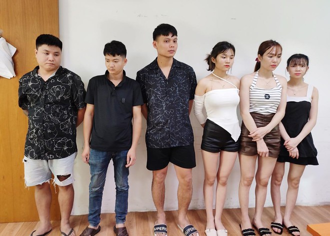 6 nam nu thanh nien tu tap o quan karaoke su dung ma tuy bat chap lenh cam 6 nam nu thanh nien tu tap o quan karaoke su dung ma tuy bat chap lenh cam