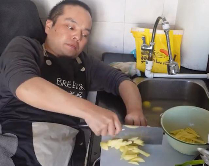 xuc dong con trai bai liet cham cha 62 tuoi nam bat dong tren giuong1 xuc dong con trai bai liet cham cha 62 tuoi nam bat dong tren giuong1