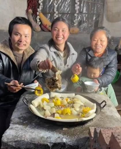 cap doi hang chuc trieu fan bi to gia ngheo gia kho so huu tai san gay choang2