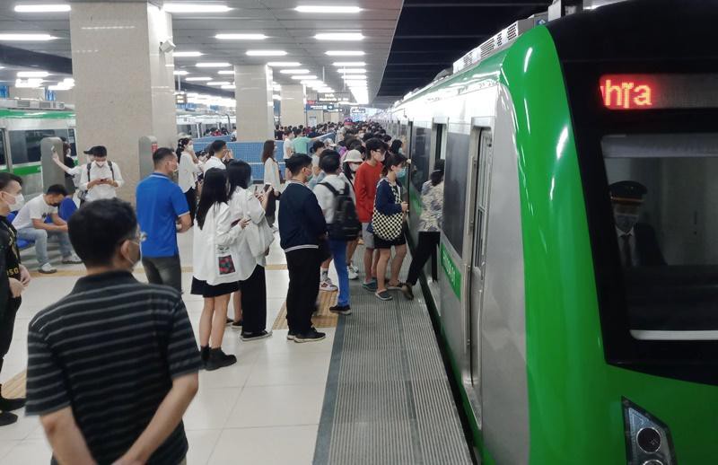 gan 166000 luot khach di tau cat linh ha dong trong tuan dau van hanh gan 166000 luot khach di tau cat linh ha dong trong tuan dau van hanh