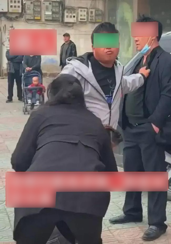 ong chu gian diu voi chau dau bi phat hien con to thai do kho tin khien ai nay gian tim mat ong chu gian diu voi chau dau bi phat hien con to thai do kho tin khien ai nay gian tim mat