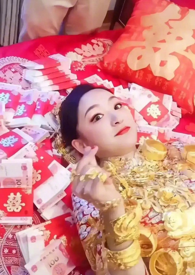co dau xinh dep deo vang khap nguoi nam tren dong tien hang tram coc khien dan tinh do mat ghen ty2 co dau xinh dep deo vang khap nguoi nam tren dong tien hang tram coc khien dan tinh do mat ghen ty2