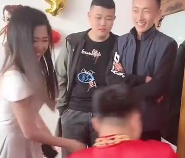 chu re va phu dau dien canh nong bong co dau tan mat chung kien nhung co thai do day ngo ngang1