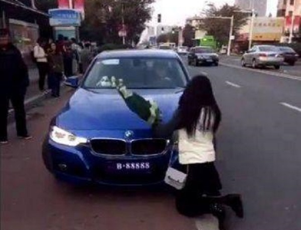 co gai om hoa quy truoc dau xe bmw nguyen nhan khien dan tinh xon xao tranh cai co gai om hoa quy truoc dau xe bmw nguyen nhan khien dan tinh xon xao tranh cai