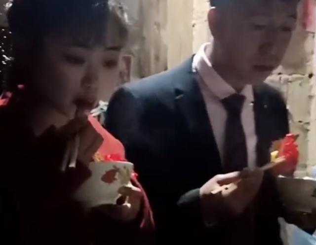 dam cuoi ngheo nan khien cong dong mang xon xao gay tranh cai nhat la thai do cua co dau