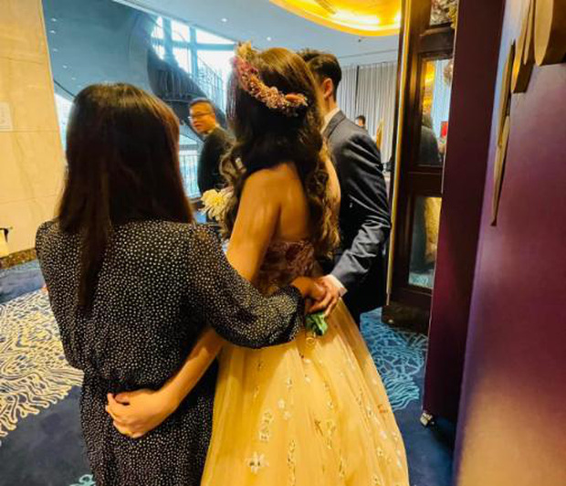 buc anh vung trom giua dam cuoi khien dan tinh day song chan tuong phia sau gay tranh cai buc anh vung trom giua dam cuoi khien dan tinh day song chan tuong phia sau gay tranh cai