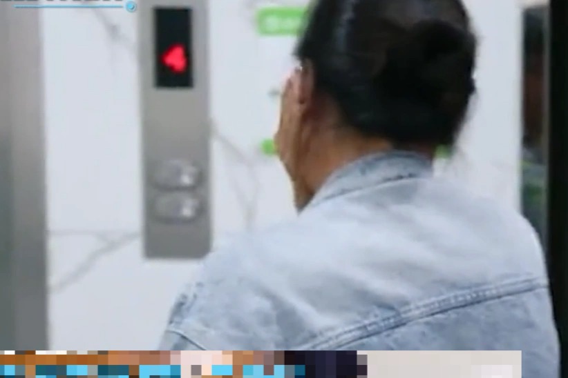 con dau vao phong sinh hanh dong o ben ngoai cua me chong gay bao mang1 con dau vao phong sinh hanh dong o ben ngoai cua me chong gay bao mang1