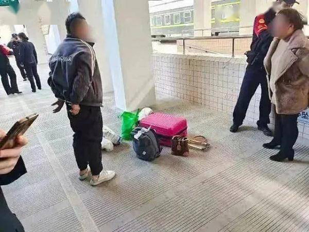 thay cap doi kha nghi tren tau nhan vien voi bao canh sat phanh phui bi mat dang len an thay cap doi kha nghi tren tau nhan vien voi bao canh sat phanh phui bi mat dang len an