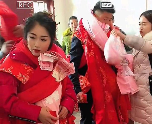 nha gai tang 30 tam chan lam qua cuoi dan tinh vo oa khi thay thu giau ben trong